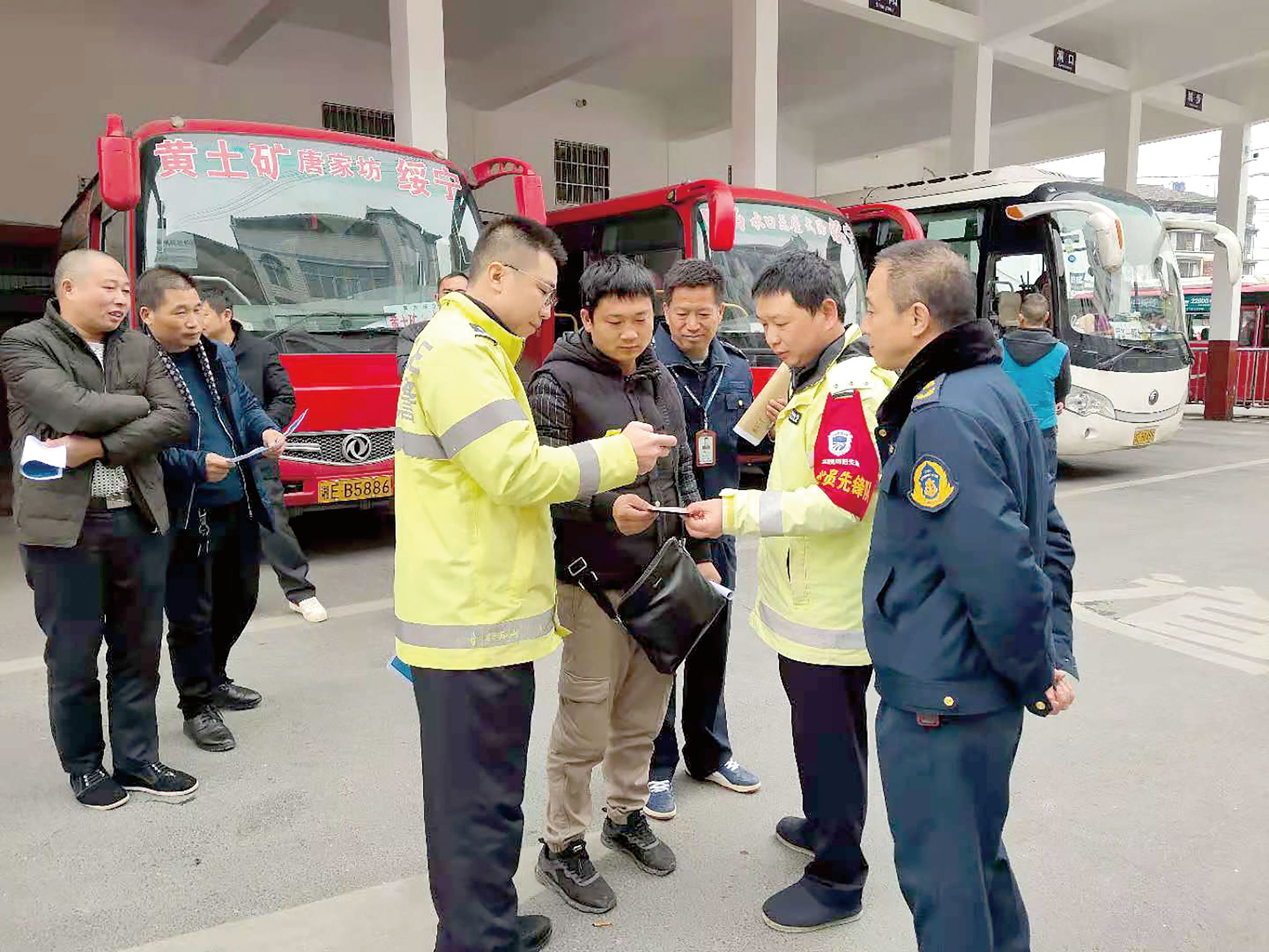 12月2日是全國交通安全日。當(dāng)天上午10時(shí)，綏寧分公司汽車總站舉行“知危險(xiǎn)會(huì)避險(xiǎn)、安全文明出行——關(guān)注農(nóng)村交通安全、暢行美麗鄉(xiāng)村”122交通安全日主題宣傳活動(dòng)。 ? 此活動(dòng)用生動(dòng)的事例教育廣大從業(yè)人員樹立美麗鄉(xiāng)村安全暢行責(zé)任意識(shí)、服務(wù)意識(shí)，進(jìn)一步增強(qiáng)廣大從業(yè)人員安全事故的防范意識(shí)、辨別意識(shí)，緊急避險(xiǎn)應(yīng)急處理方法。 省高速交警綏寧大隊(duì)、綏寧縣運(yùn)管所等負(fù)責(zé)人到活動(dòng)現(xiàn)場進(jìn)行指導(dǎo)。  劉永松